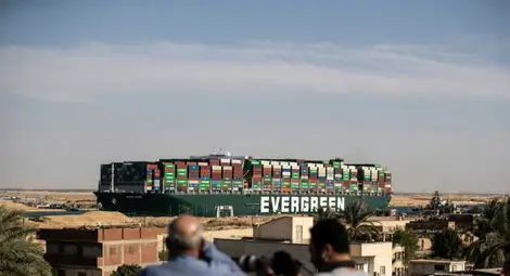 Египет държи като залог кораба, който запуши Суецкия канал