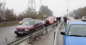 Две коли катастрофираха заради липса на знаци на Дъговия мост