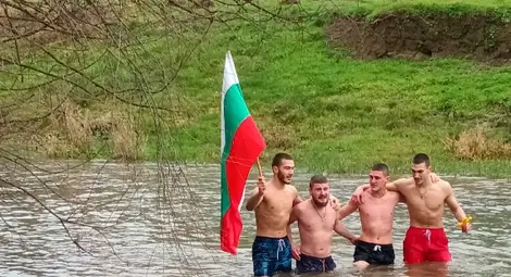 18-годишният Преслав спаси кръста в Кошов, ледено хоро се изви в Черни Лом