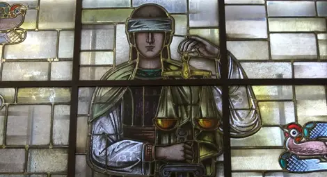 Директор по храните притиска фирми за изкупуване на отработена мазнина, за да е в изгода сина му