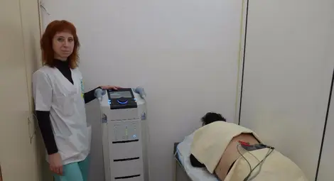 Д-р Манойлова наблюдава пациентка, подложена на терапия с най-новия апарат за двуканална електротерапия с вакуум и ултразвук.