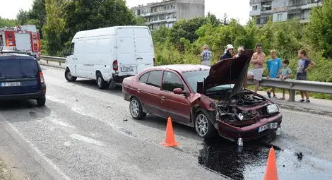 "Рено Меган" се заби в бус и се завъртя на 180 градуса