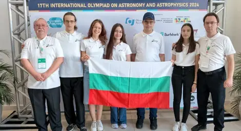 Националният отбор по астрофизика, Елена Йорданова е последното момиче вдясно.                              Снимка: MediaBricks.bg