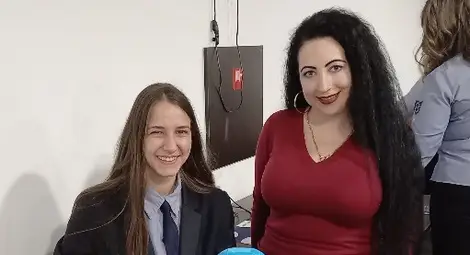 Мария Кирилова с научния си ръководител Сюзан Феимова.			           Снимка: МГ &bdquo;Баба Тонка&ldquo;