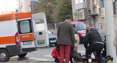 Мерцедес мина през крака на пенсионерка на зебра