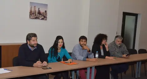 Лидерът на партията Христо Иванов /първият вляво/ и част от ръководството на общинската организация дадоха пресконференция след учредителното събрание.     Снимка: Бисер ТОДОРОВ