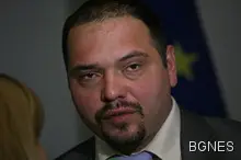 Парламентът освободи скандалния Филип Златанов