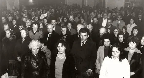 Тържественото откриване на Земляческата среща в салона на Читалище &bdquo;Димитър Генков&ldquo;, Никола Георгиев Попниколов (пети ред, отдясно наляво трети), Поликрайще, 5 ноември 1981 г.