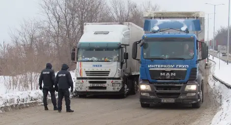 Километрични опашки по границата ни с Румъния