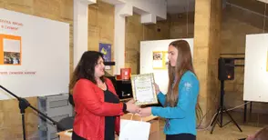 Деветокласничка спечели смартфон за фамилна история, разказана по снимка