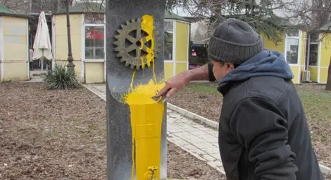 Вандалите не пожалиха и чешмичката на Ротари клуб срещу Халите Вандалите не пожалиха и чешмичката на Ротари клуб срещу Халите