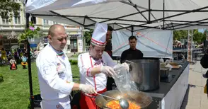 Иван Звездев готви на площада чушки с бял сос по рецепта на Бате Енчо