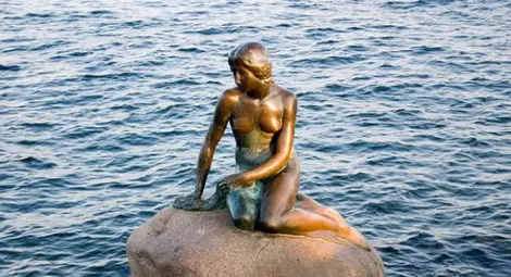 Фейсбук полудя: Блокираха снимка на Малката русалка, била разголена