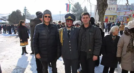 Строга полицайка се снима за спомен с депутата Пламен Нунев и кмета на Басарбово Николай Колев. Снимка: Читалище &bdquo;Св.Димитър Басарбовски&ldquo; 