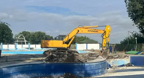 Изграждането на новия плувен комплекс започна с изравняването на малкия и средния басейн