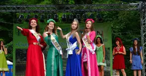 Две Мис Русе си размениха местата на „Сцена под липите“