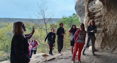 Виктория Бешлийска посети с почитатели Средновековния град Червен, където се развива действието на романа й "Сърце" Виктория Бешлийска посети с почитатели Средновековния град Червен, където се развива действието на романа й "Сърце"