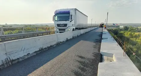 Асфалтира се затворения 320-метров участък на Дунав мост при Русе