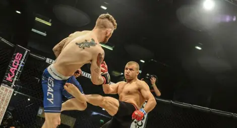 Костадин Енев губи от рефер на свободен бой в Болтън