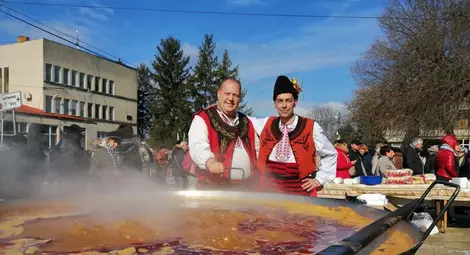 Бабово отново чака гости на празника на греяната ракия и зелевата чорба
