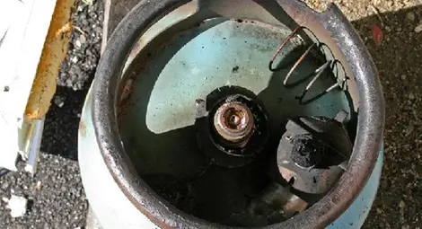 Мъж пострада, докато гаси пламнала газова бутилка