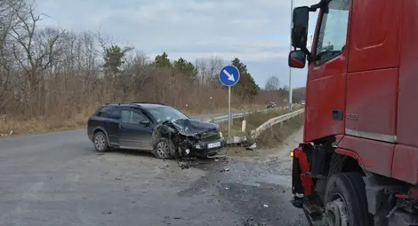 Завиващ обратно румънски тир прегради пътя на ауди