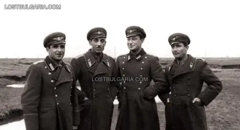 Български летци - Димитър Списаревски е третият отляво надясно. Български летци - Димитър Списаревски е третият отляво надясно.