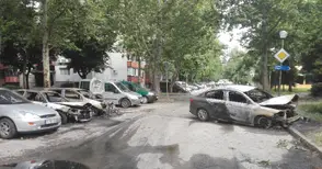 Двете коли на семейство и още три на съседи изгоряха след умишлен палеж