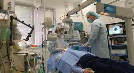 Извадиха 27 лещи от очите на британка