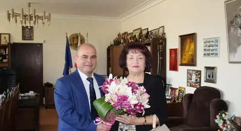 Кметът Пламен Стоилов подари на синдикалната лидерка  красив букет.                                                       Снимка: Община Русе