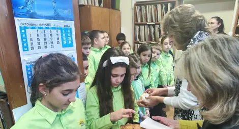 Деца от училище "Иван Вазов" изнесоха програма в русенското читалище "Васил Левски" за Деня на християнското семейство Деца от училище "Иван Вазов" изнесоха програма в русенското читалище "Васил Левски" за Деня на християнското семейство