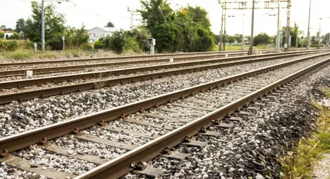 22-литрови бутилки с лепило под налягане изхвърлени до жп линия 22-литрови бутилки с лепило под налягане изхвърлени до жп линия