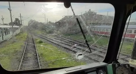 Машинист ранен от хвърлени по влак в движение камъни пред гара Пловдив Машинист ранен от хвърлени по влак в движение камъни пред гара Пловдив