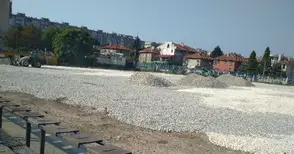 В „Здравец“ градят ударно, в „Ялта“ се „радват“ на 12-годишен паметник