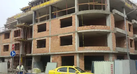 Новостроящата се сграда на ъгъла на &bdquo;Духовно възраждане&ldquo; и &bdquo;Райко Даскалов&ldquo;.   Снимки: Утро