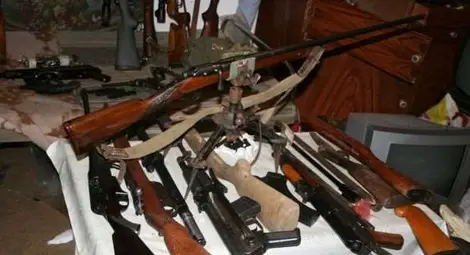 Двама полицаи в престърна група за продажби на оръжие и боеприпаси