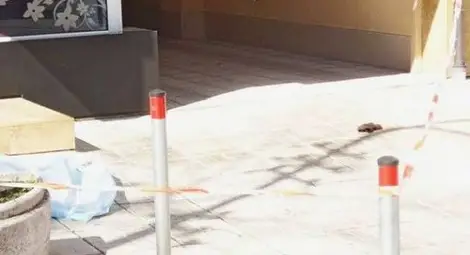 Падналата от петия етаж бургазлийка е 70-годишна