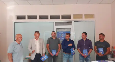 "Републиканци за България" символично избраха седалище срещу офис на ГЕРБ в Русе /галерия/ "Републиканци за България" символично избраха седалище срещу офис на ГЕРБ в Русе /галерия/