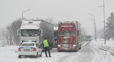 Затвориха пътища в Силистра, Русе, Шумен и Добрич заради снегонавявания