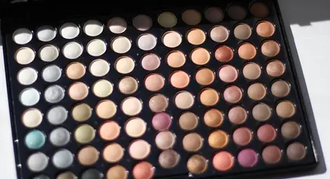 Опасни сенки за очи с олово издирват в магазините в Русе