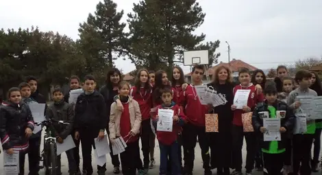 Деца от Ценово участваха в турнир по колоездене