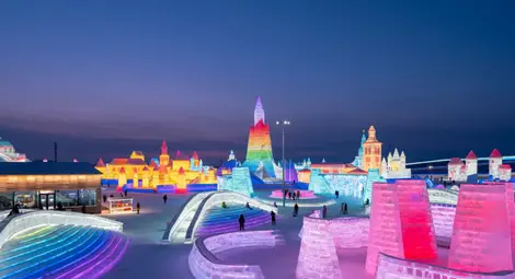 Зрелищен град от сняг и лед се издига в Китай Зрелищен град от сняг и лед се издига в Китай