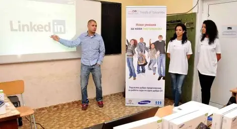 Екип на &bdquo;Самсунг&ldquo; учи как се пише CV