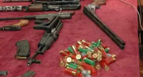 Полицаи откриха боен арсенал и дрога в две къщи в Стражица