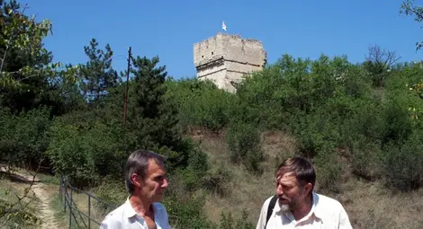 Стоян Йорданов разказва на Червенския болярин какви ги вършат хората на земята