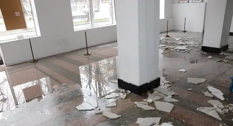 Наводнение на третия етаж събори тавана на малката изложбена зала
