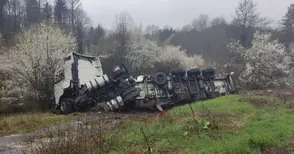Криволичещ румънски тир удари на завой молдовска цистерна с олио