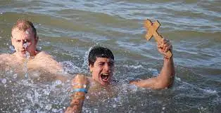 В Русенска митрополия записват желаещите да извадят богоявленския кръст от водите на Дунав В Русенска митрополия записват желаещите да извадят богоявленския кръст от водите на Дунав