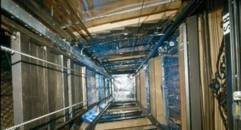 Жена и бебе паднаха в асансьорна шахта