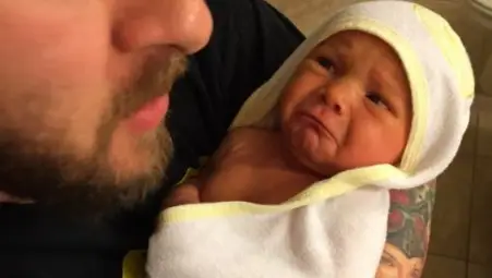 Млад баща пусна снимка на бебето си в Интернет. Един коментар спаси живота му